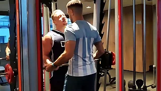 FOLLADA CON VECINO Me pidi&oacute; ayuda en el gym y yo le ped&iacute; la leche&excl;&excl;&excl;